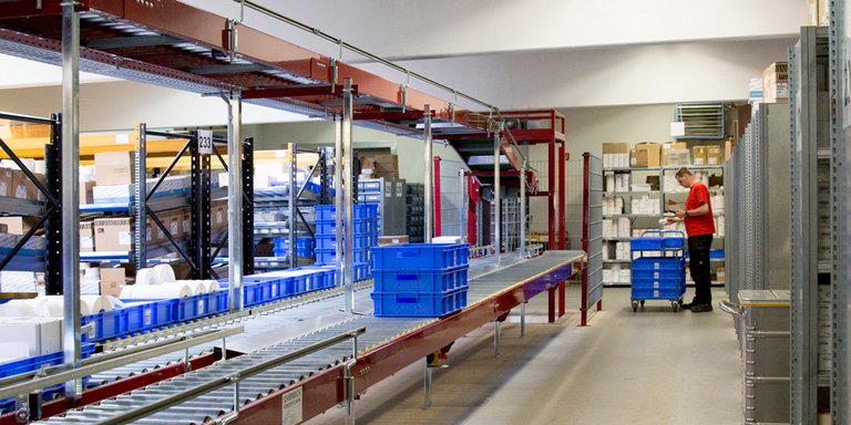 Lagerlogistik.jpg Vom Wareneingang über die Kommissionierung bis zum Warenausgang und Versand