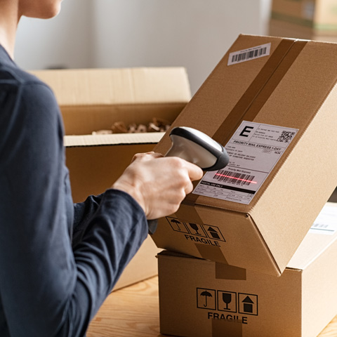 Industrie_Versandhandel_Versandetiketten.jpg Organisierter Distributionsprozess mit Etiketten