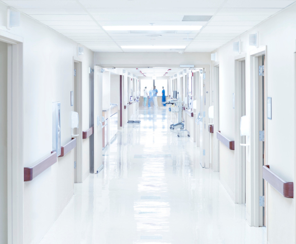 Blick auf einen modernen Krankenhausflur mit hellen Wänden.