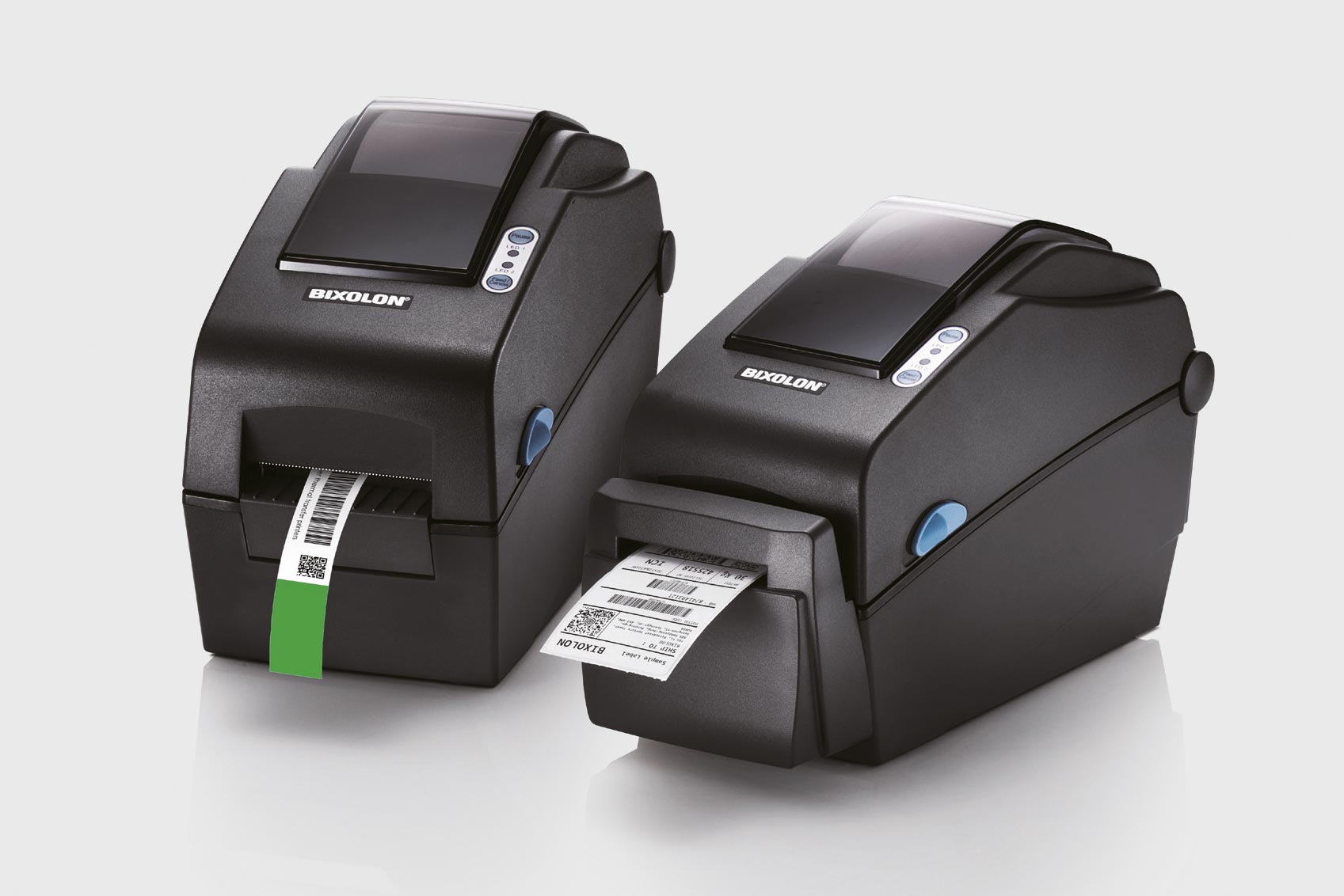 Darstellung der zwei Etikettendrucker SLP-DX220 von Bixolon mit schwarzem Gehäuse vor grauem Hintergrund