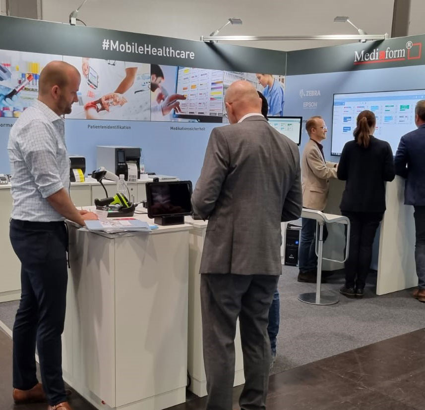 Mediaform auf der MedLogistica Zwei Personen am Mediaform-Messestand auf der MedLogistica im Jahr 2022