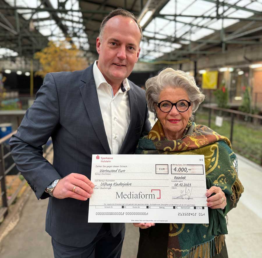 René Zäske von Mediaform und Hannelore Lay, Vorstandsvorsitzende der Stiftung Kinderjahre, halten den Scheck in Höhe von 4.000€ von Mediaform.