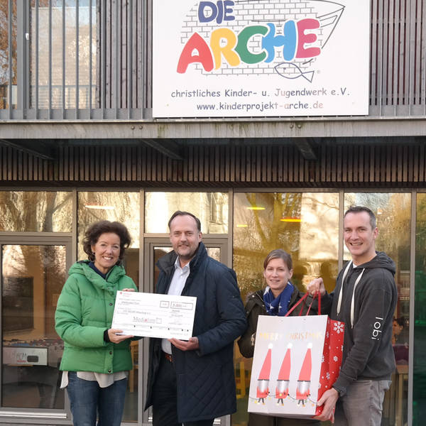 Spendenscheck Arche Spendenübergabe René Zäske an die Arche
