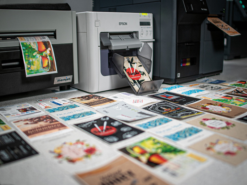 Drucker mit vielen Farbetiketten