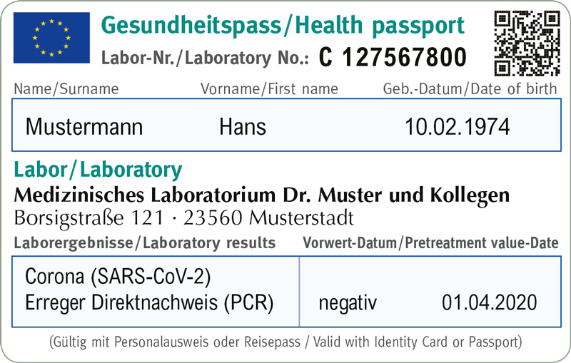 EU-Gesundheitspass als Plastikkarte im Scheckkartenformat mit negativem Erreger Direktnachweis auf SARS-CoV-2 