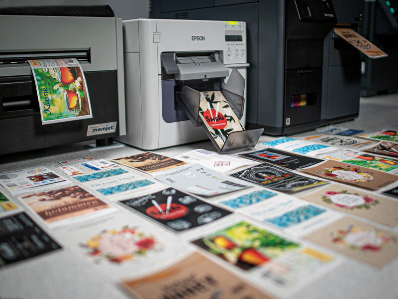 Drucker drucken verschiedene Etiketten in Farbe aus. 